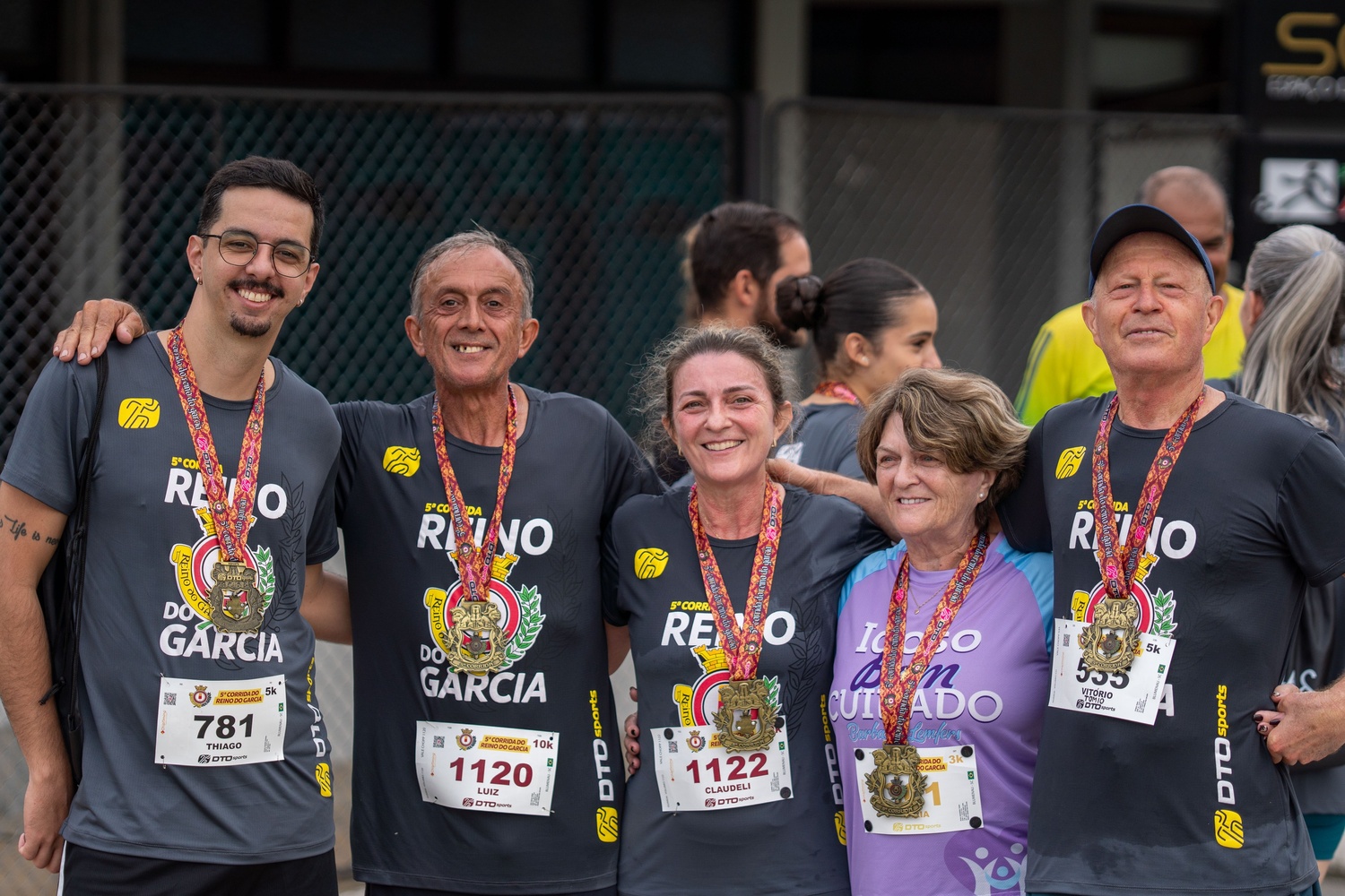 Atletas reunidos com medalhas