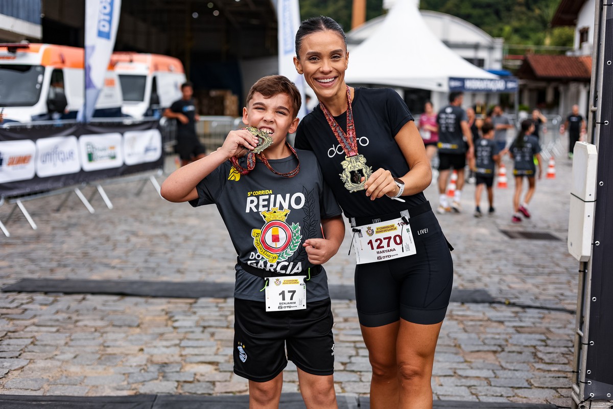 Mãe e filho com medalhas
